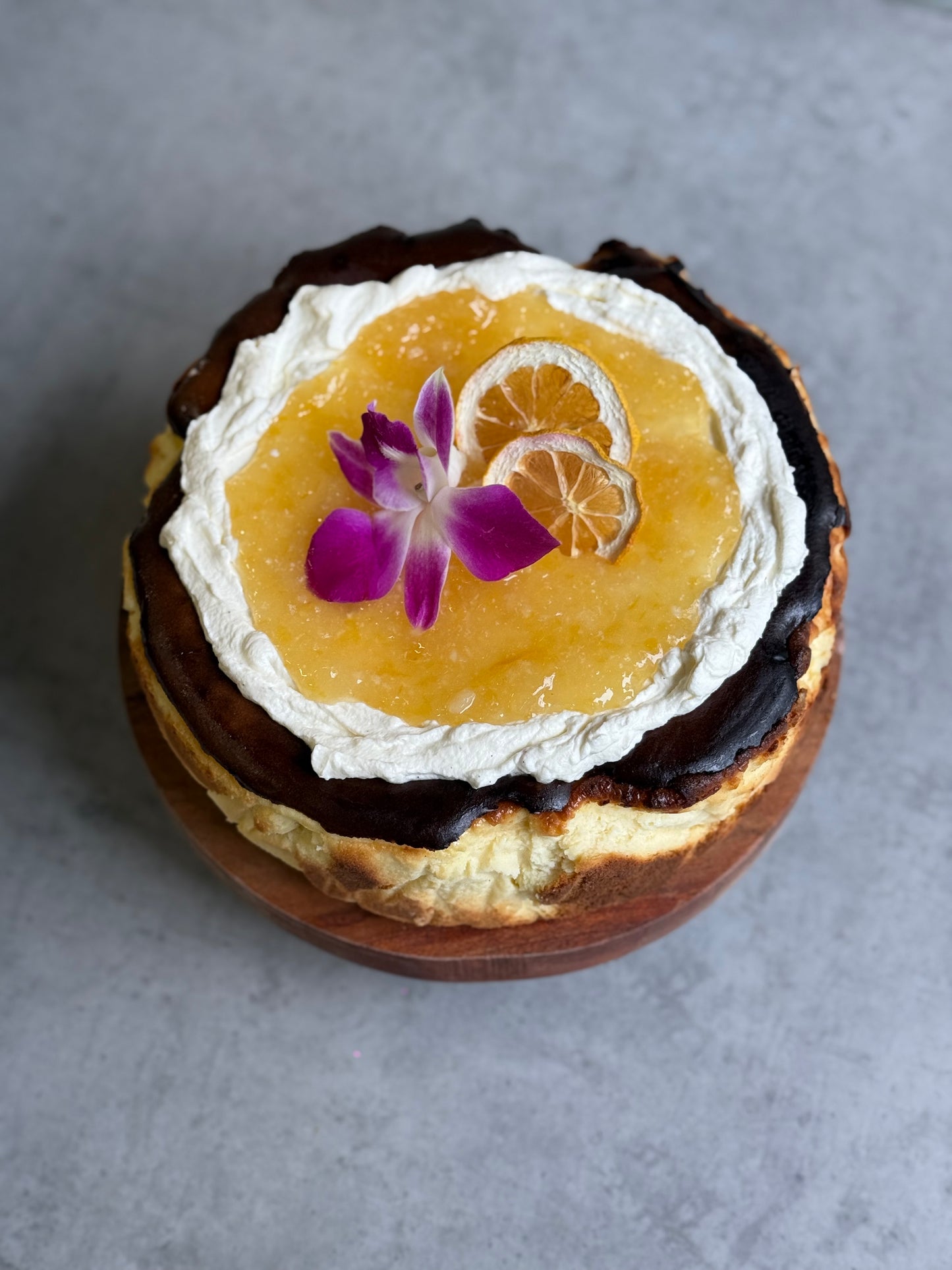 CHEESECAKE VASCO DE QUESO DE CABRA Y LIMÓN (8-12 personas)